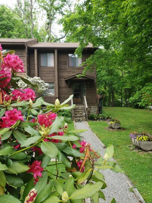 Вілла J.Creek Retreat, Creekside Townhouse +1 Car Garage Маґґі-Валлі Екстер'єр фото